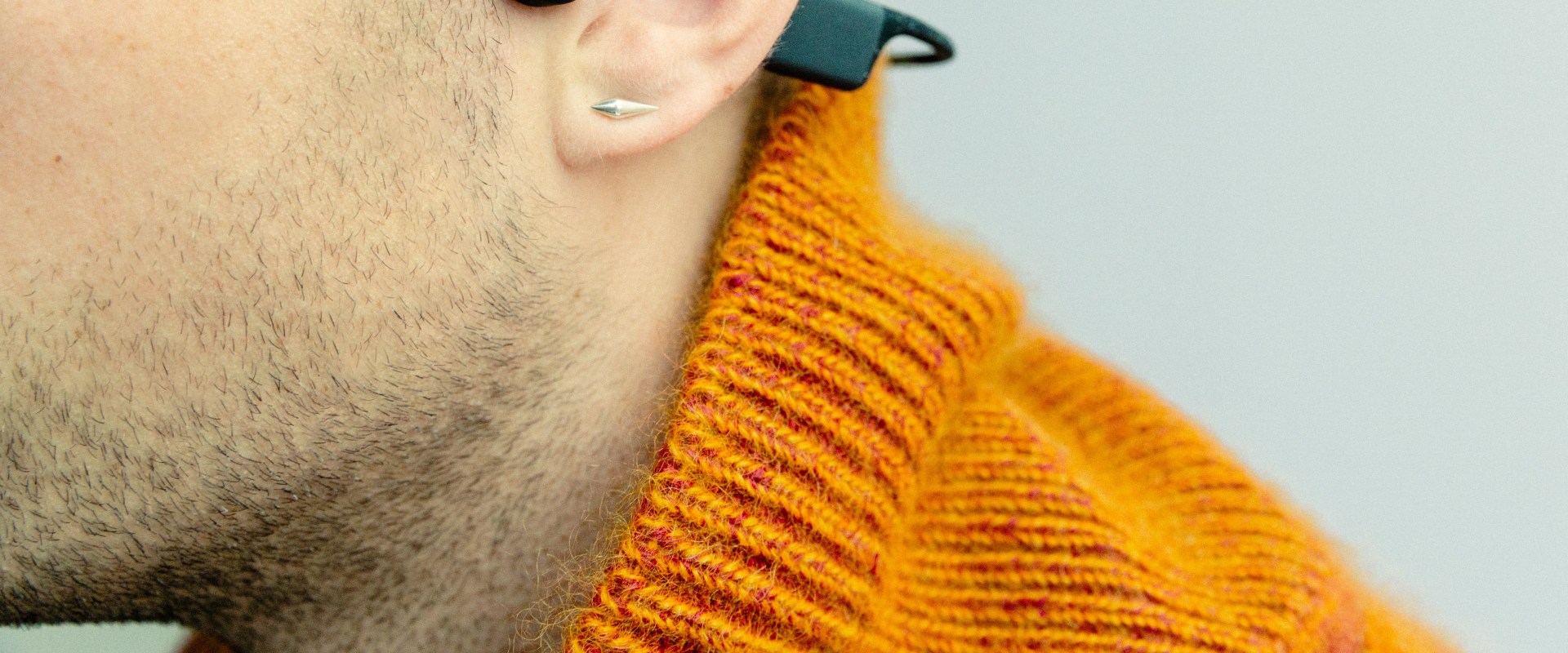Is there a hearing aid that doesn't go in the ear?
