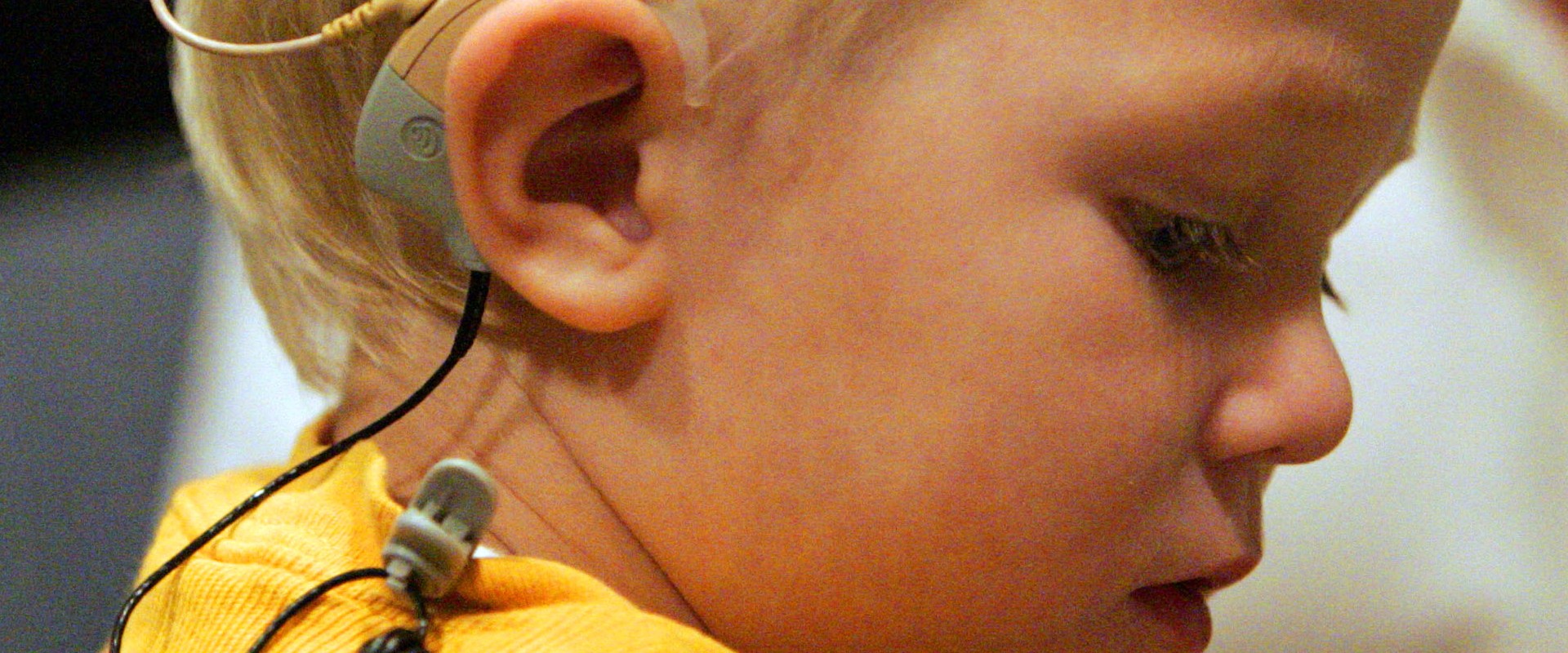 Can a completely deaf person use hearing aids?