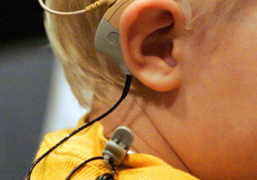 Can a completely deaf person use hearing aids?
